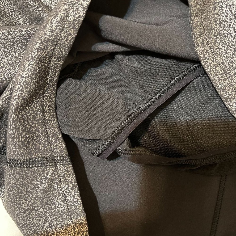 Lululemon luminosity foil print black silver metallic  Shorts, size 8 - Picture 8 of 13
